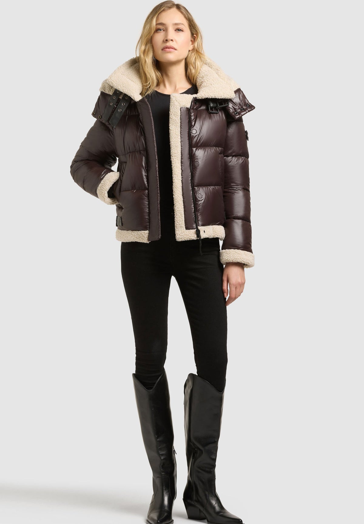 Agnes, kurze Pufferjacke in Dunkelbraun mit Kunstfelldetails, von vorne