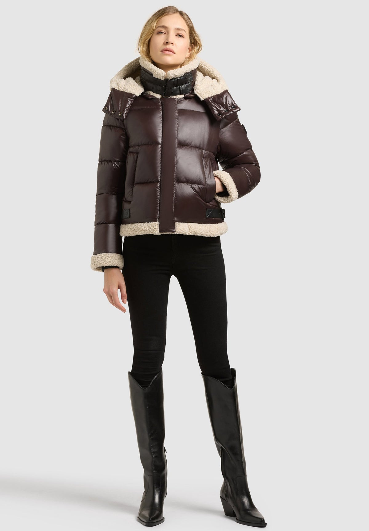 Agnes, kurze Pufferjacke in Dunkelbraun mit Kunstfelldetails, von vorne