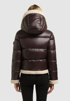 Agnes, kurze Pufferjacke in Dunkelbraun mit Kunstfelldetails, von hinten