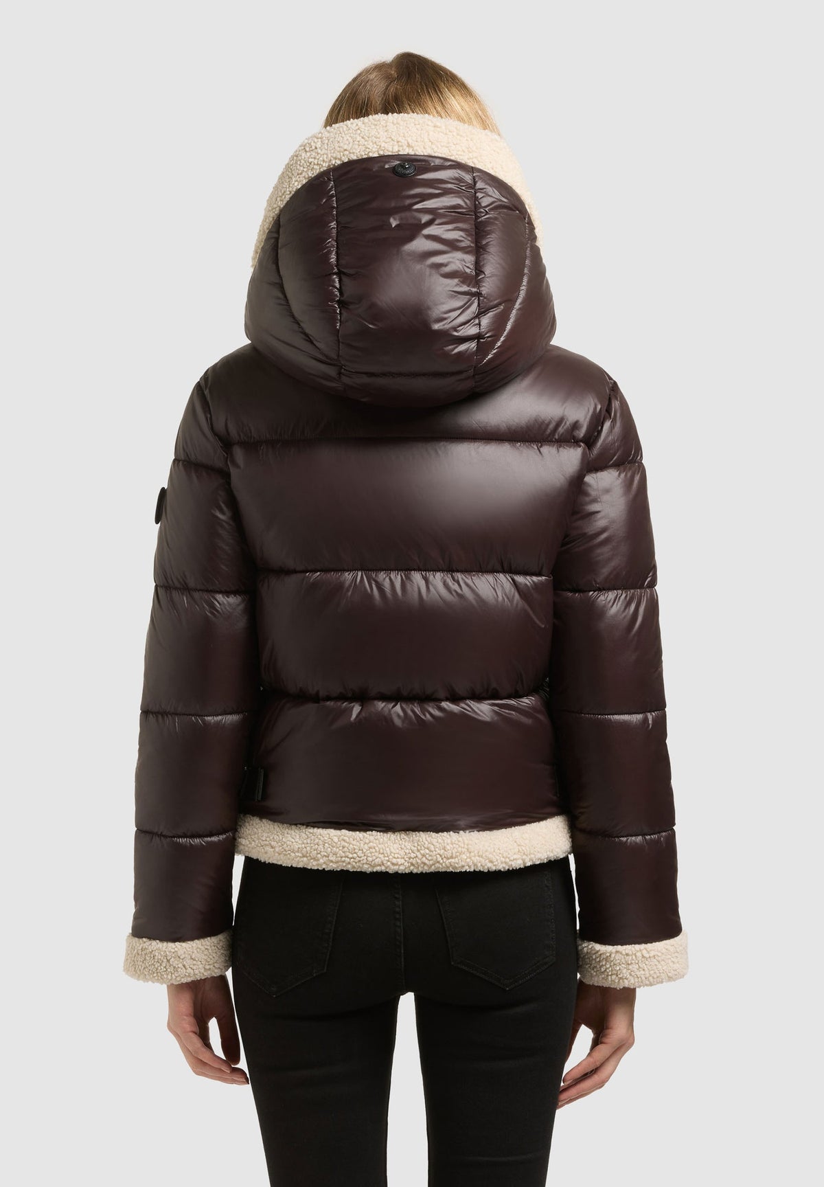 Agnes, kurze Pufferjacke in Dunkelbraun mit Kunstfelldetails, von hinten