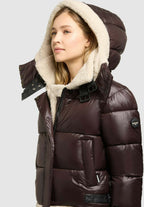 Agnes, kurze Pufferjacke in Dunkelbraun mit Kunstfelldetails, Detailansicht der Kapuze