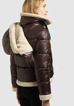 Agnes, kurze Pufferjacke in Dunkelbraun mit Kunstfelldetails, Detailansicht der Kapuze von hinten