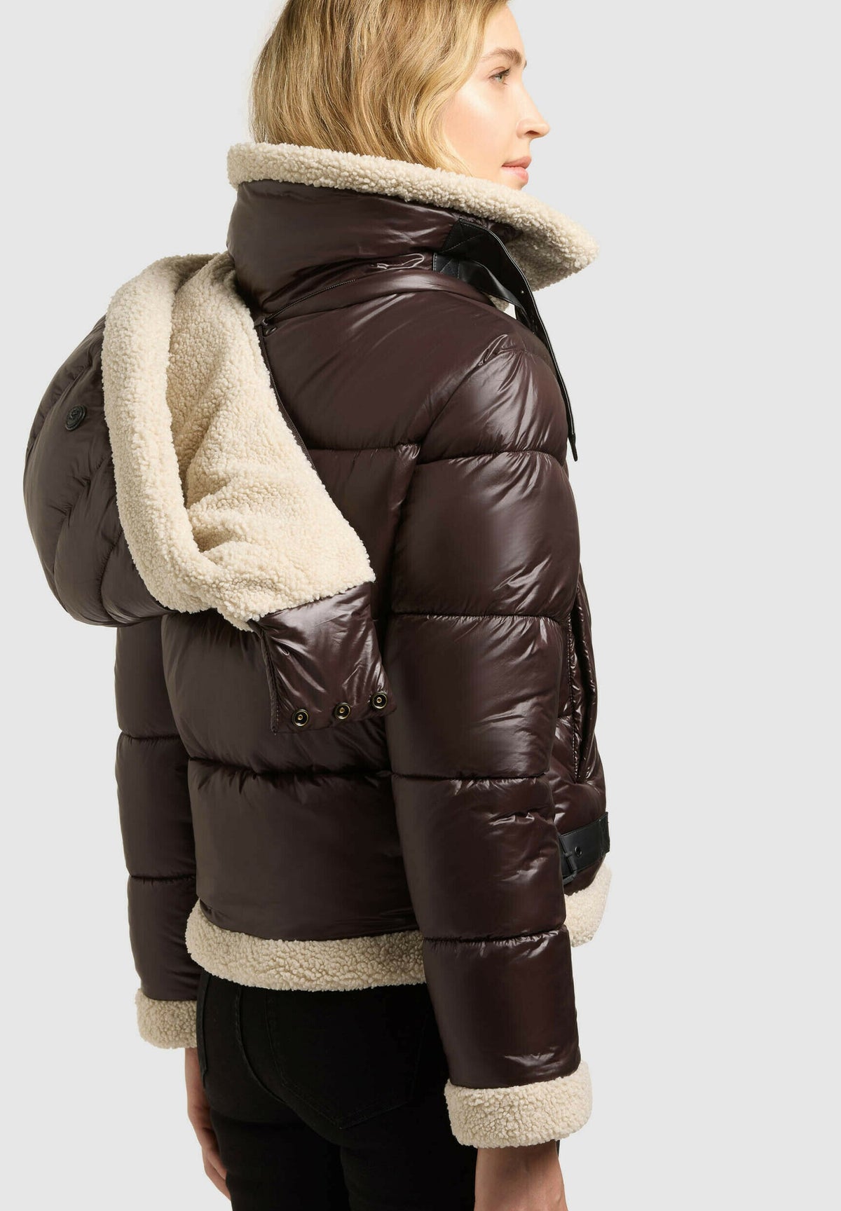 Agnes, kurze Pufferjacke in Dunkelbraun mit Kunstfelldetails, Detailansicht der Kapuze von hinten