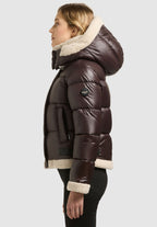 Agnes, kurze Pufferjacke in Dunkelbraun mit Kunstfelldetails, von der Seite