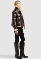 Agnes, kurze Pufferjacke in Dunkelbraun mit Kunstfelldetails, von der Seite