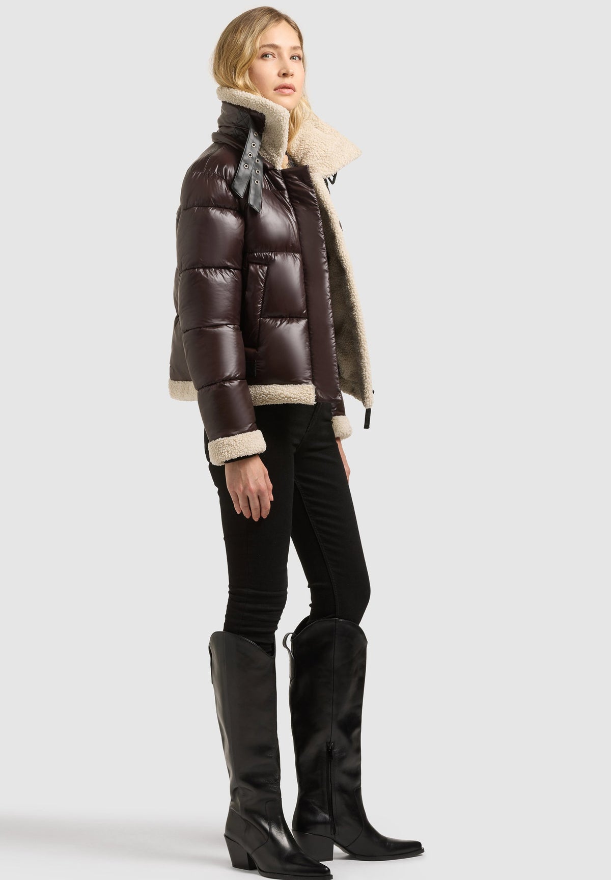 Agnes, kurze Pufferjacke in Dunkelbraun mit Kunstfelldetails, von der Seite