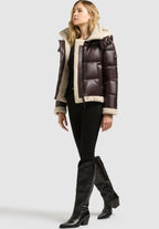 Agnes, kurze Pufferjacke in Dunkelbraun mit Kunstfelldetails, von vorne