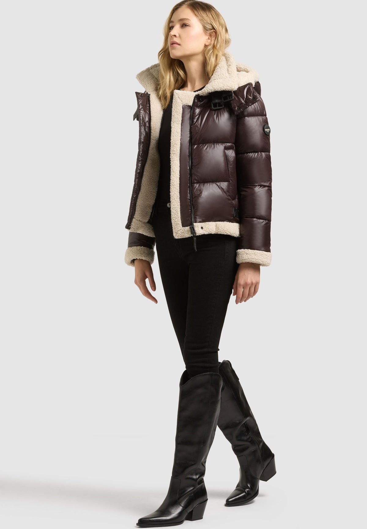 Agnes, kurze Pufferjacke in Dunkelbraun mit Kunstfelldetails, von vorne