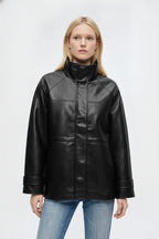 Astrid, schwarze Jacke in Lederoptik mit hohem Kragen, von vorne