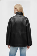 Astrid, schwarze Jacke in Lederoptik mit hohem Kragen, von hinten