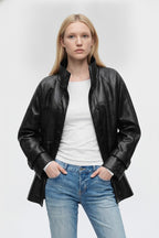 Astrid, schwarze Jacke in Lederoptik mit hohem Kragen, von vorne