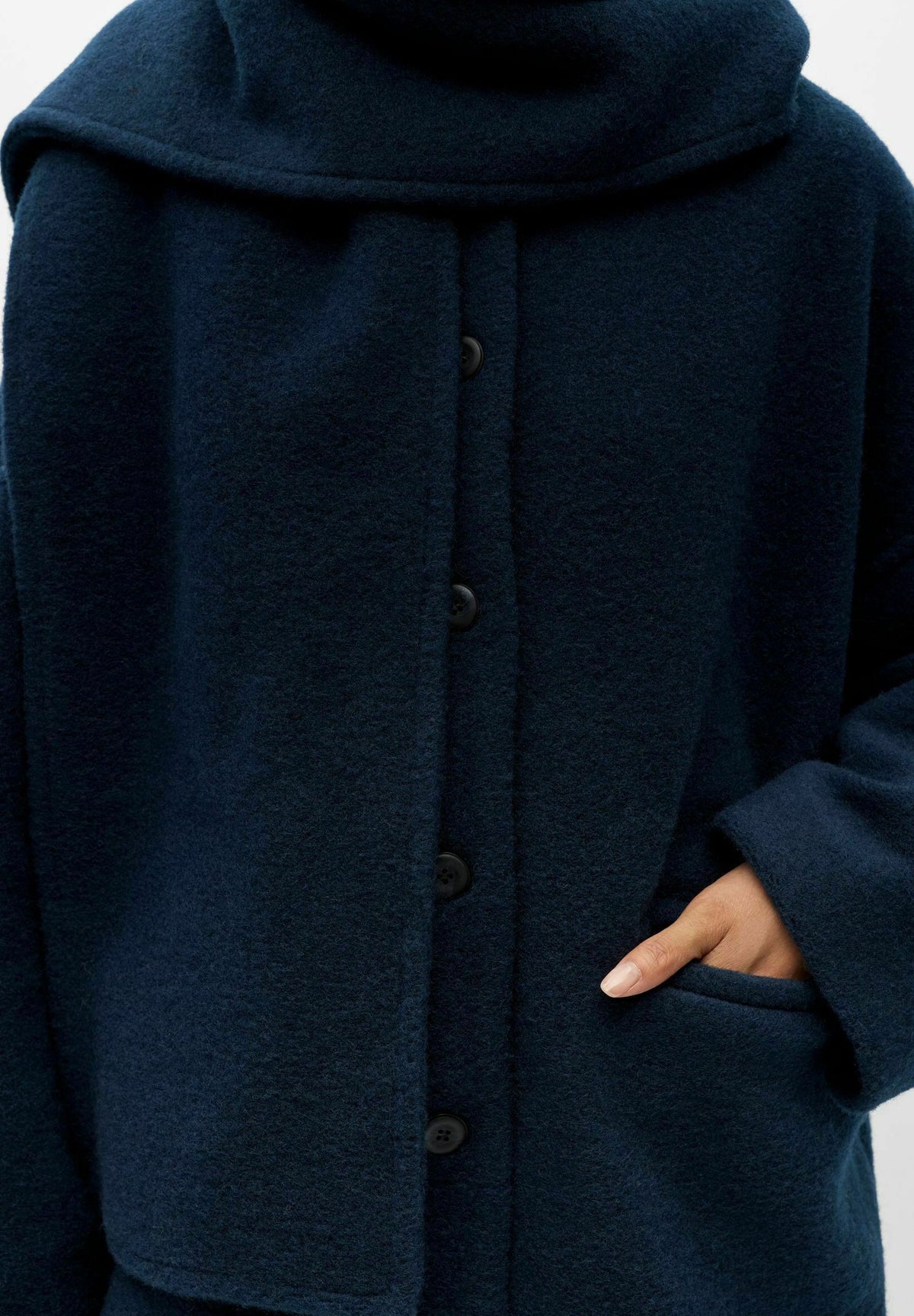 Ebba, kurzer Wollmix-Mantel in Dunkelblau mit Schal, Detailansicht der Tasche