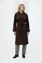 Edith, langer Trenchcoat in dunkelbrauner Wildlederoptik, von vorne