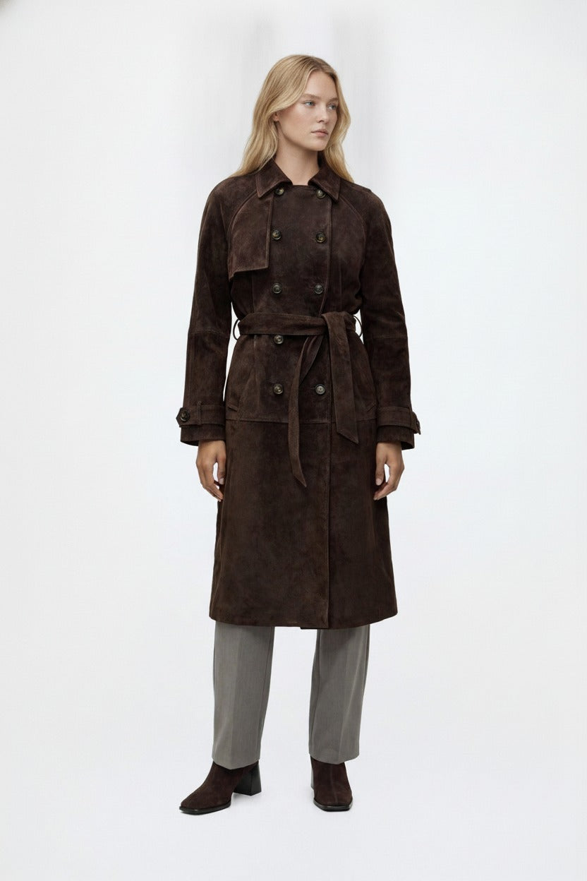 Edith, mörkbrun lång trenchcoat i mockaimitation, framifrån