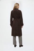 Edith, langer Trenchcoat in dunkelbrauner Wildlederoptik, von hinten