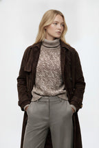 Edith, langer Trenchcoat in dunkelbrauner Wildlederoptik, von vorne