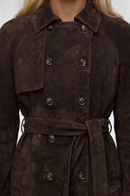 Edith, langer Trenchcoat in dunkelbrauner Wildlederoptik, Detailansicht der Knöpfe und des Bindegürtels