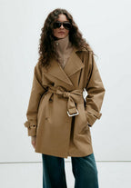 Elin, kurzer Trenchcoat in Beige mit Gürtel, von vorne