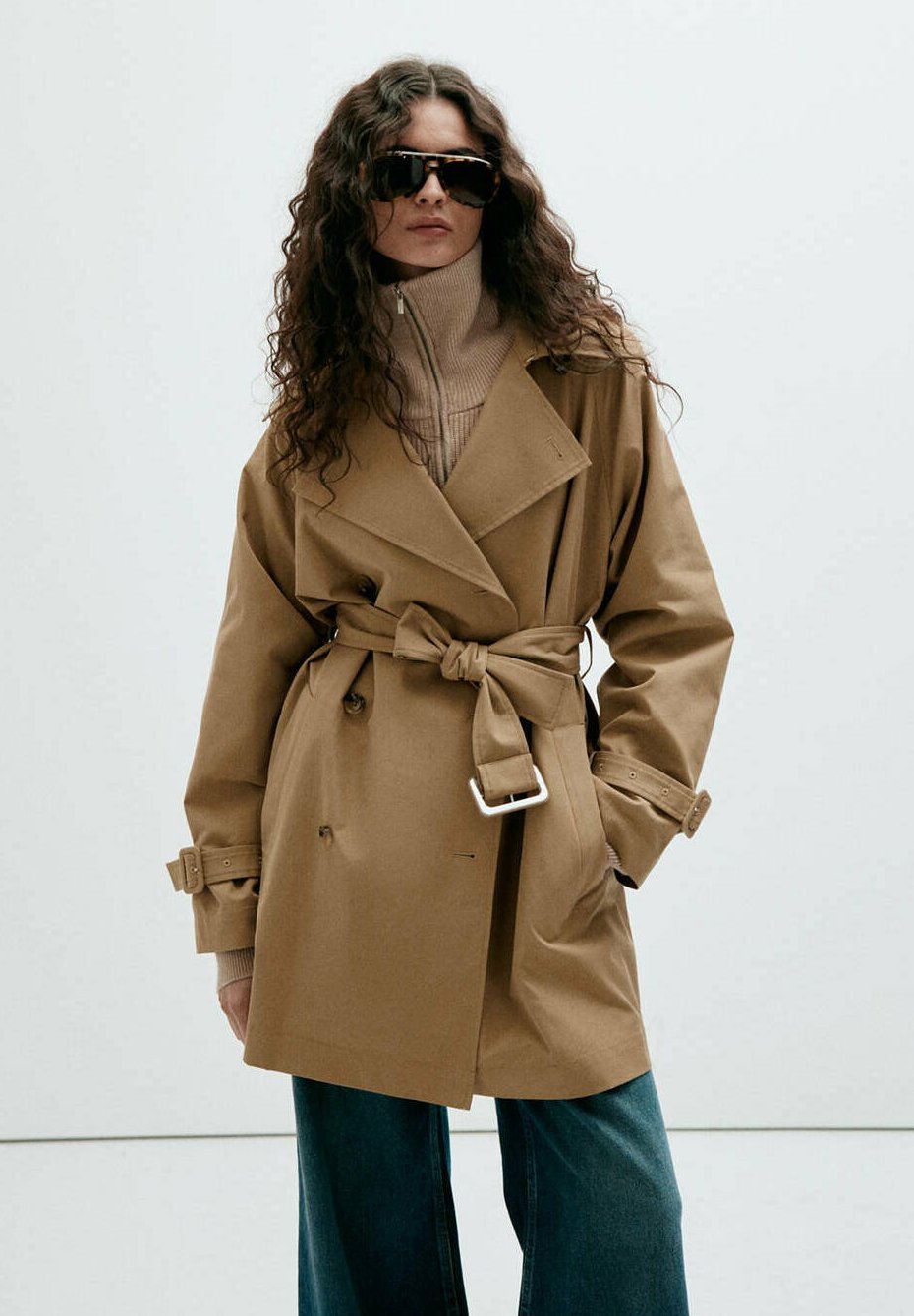Elin, kurzer Trenchcoat in Beige mit Gürtel, von vorne