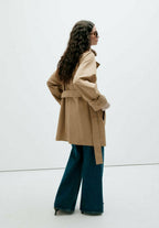 Elin, kurzer Trenchcoat in Beige mit Gürtel, von der Seite