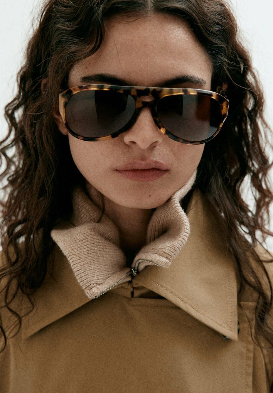 Elin, kurzer Trenchcoat in Beige mit Gürtel, Detailansicht des Kragens