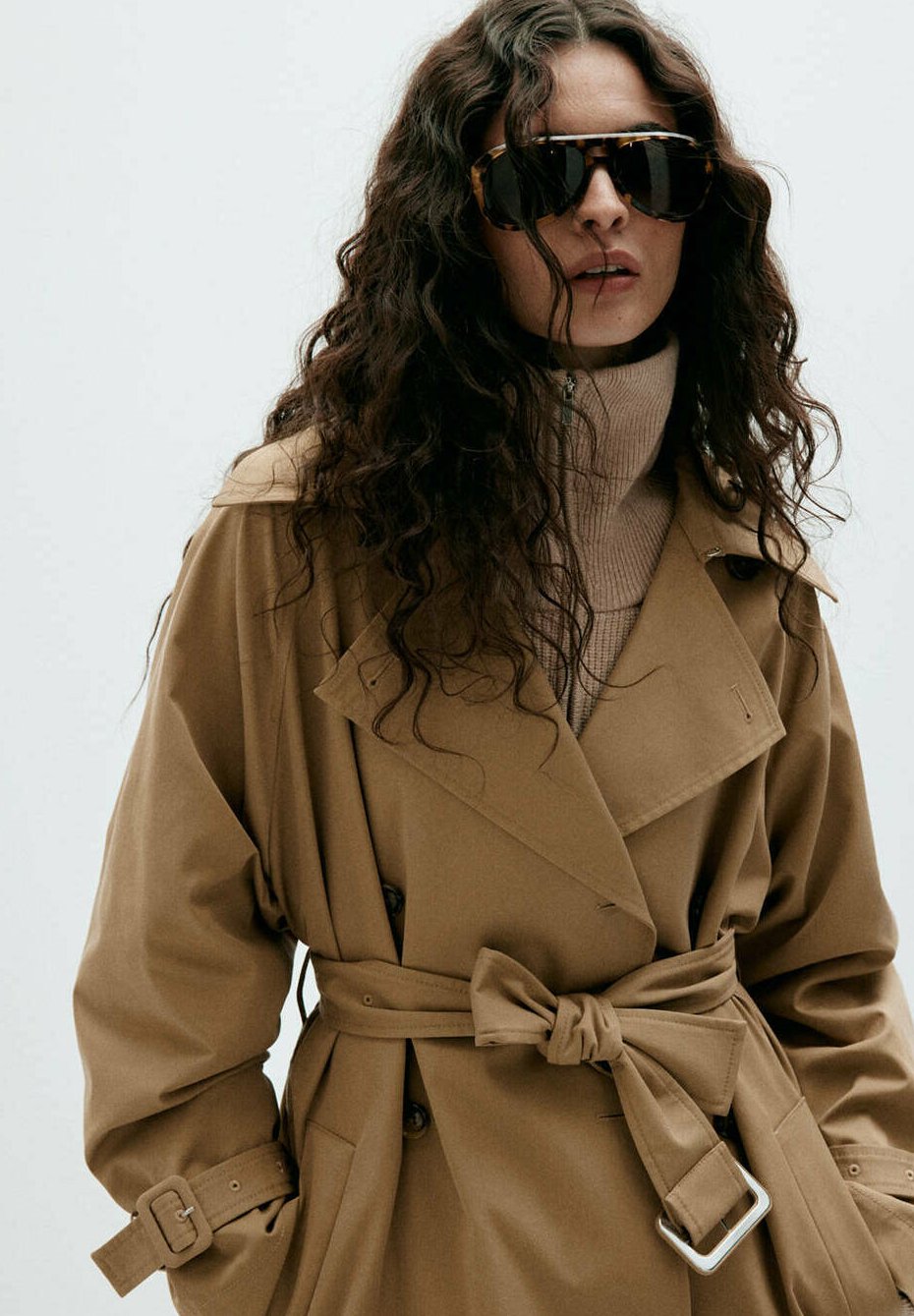 Elin, kurzer Trenchcoat in Beige mit Gürtel, von vorne
