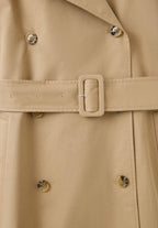 Elin, kurzer Trenchcoat in Beige mit Gürtel, Detailansicht des Gürtels
