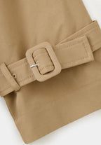 Elin, kurzer Trenchcoat in Beige mit Gürtel, Detailansicht der Schnalle