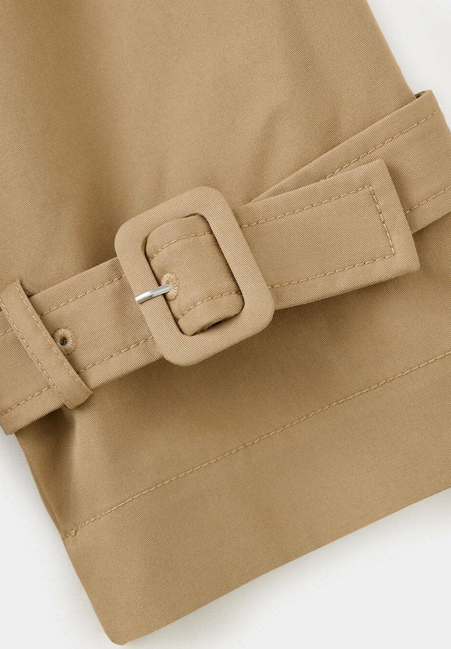 Elin, kurzer Trenchcoat in Beige mit Gürtel, Detailansicht der Schnalle