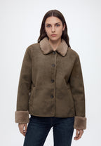 Elsa, olivbraune Jacke in Wildlederoptik mit Teddykragen, von vorne