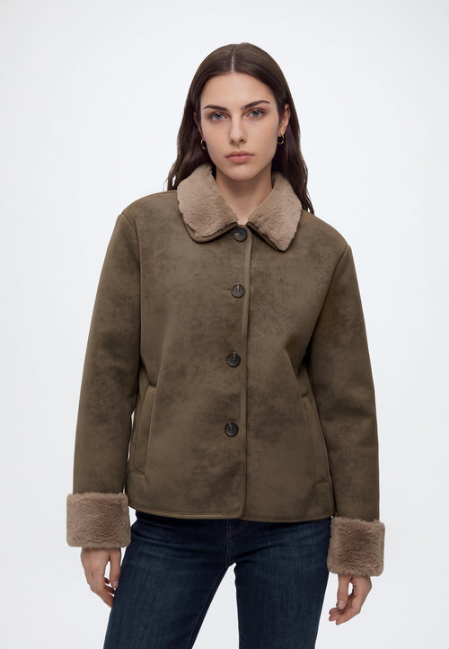 Elsa, olivbraune Jacke in Wildlederoptik mit Teddykragen, von vorne