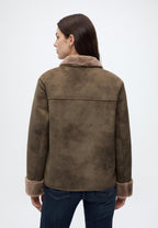 Elsa, olivbraune Jacke in Wildlederoptik mit Teddykragen, von hinten