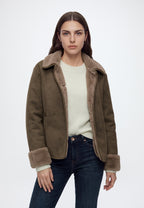 Elsa, olivbraune Jacke in Wildlederoptik mit Teddykragen, von vorne