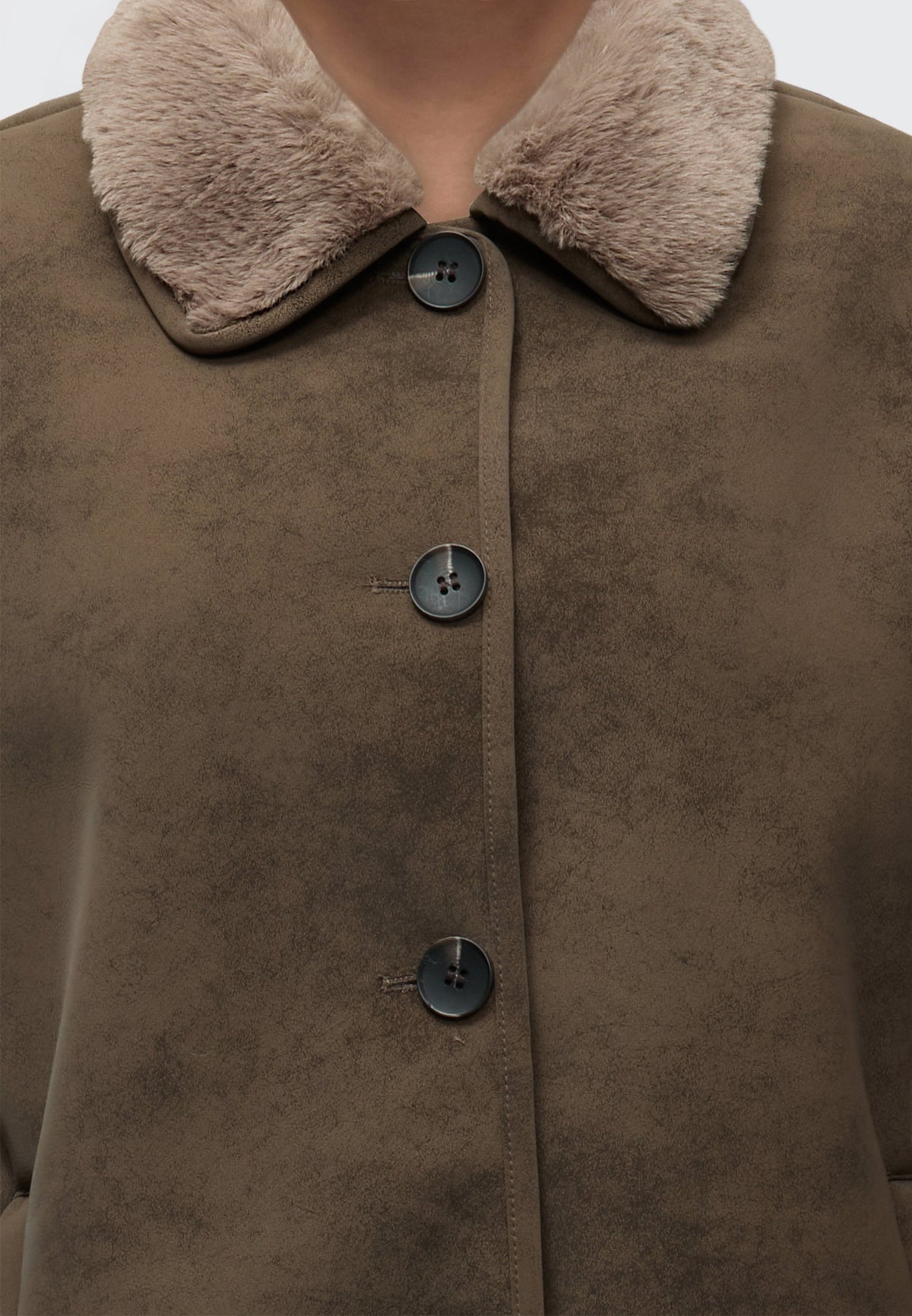 Elsa, olivbraune Jacke in Wildlederoptik mit Teddykragen, Detailansicht des Teddykragens