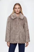 Freja, kurze Kunstfelljacke in Graubeige, von vorne