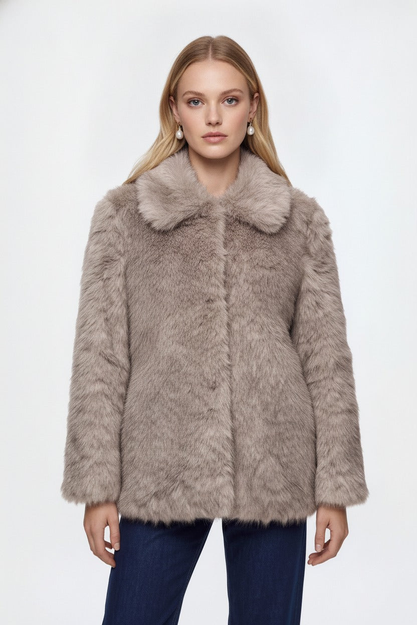 Freja, kurze Kunstfelljacke in Graubeige, von vorne