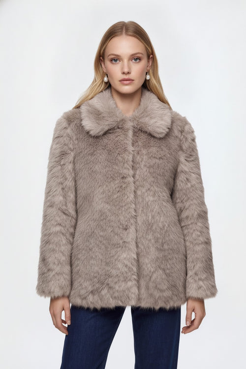 Freja, kurze Kunstfelljacke in Graubeige, von vorne