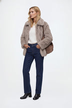 Freja, kurze Kunstfelljacke in Graubeige, Ganzkörperansicht von vorne