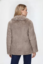 Freja, kurze Kunstfelljacke in Graubeige, von hinten