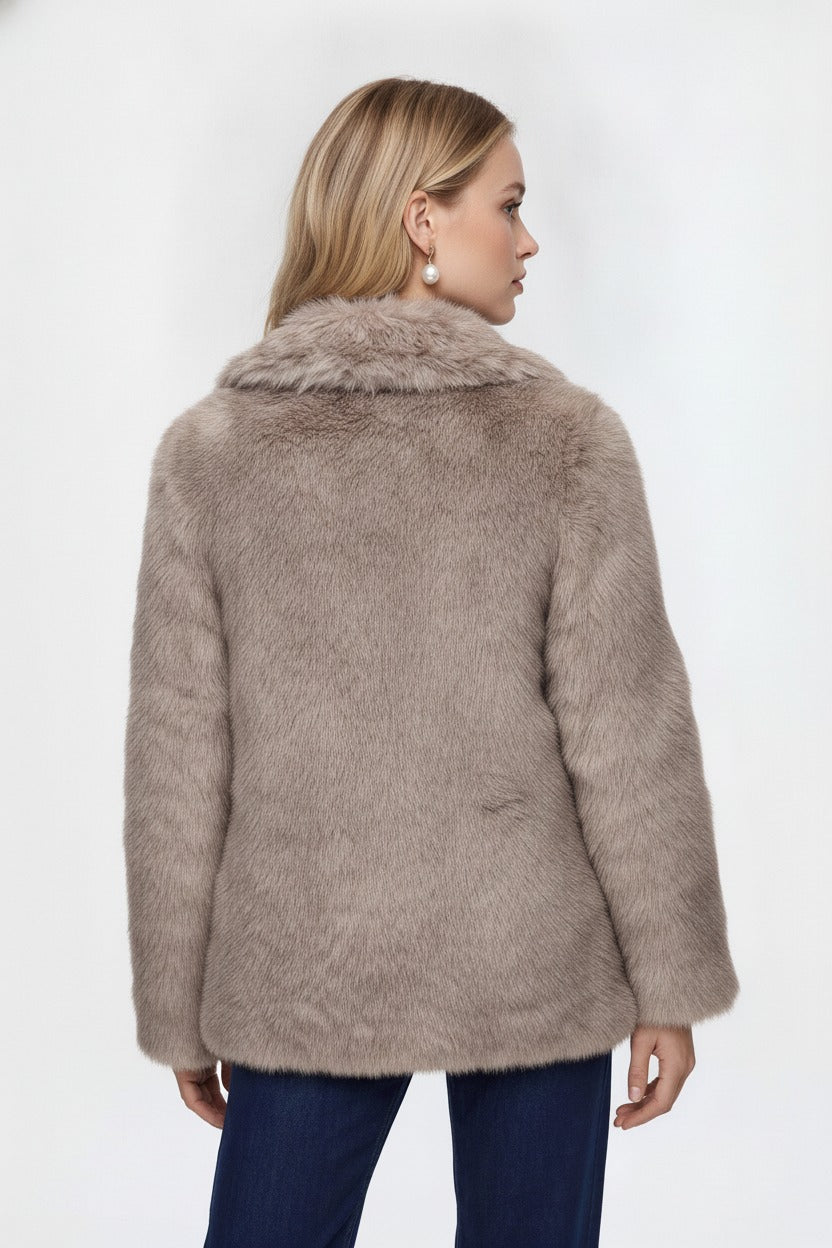 Freja, kurze Kunstfelljacke in Graubeige, von hinten