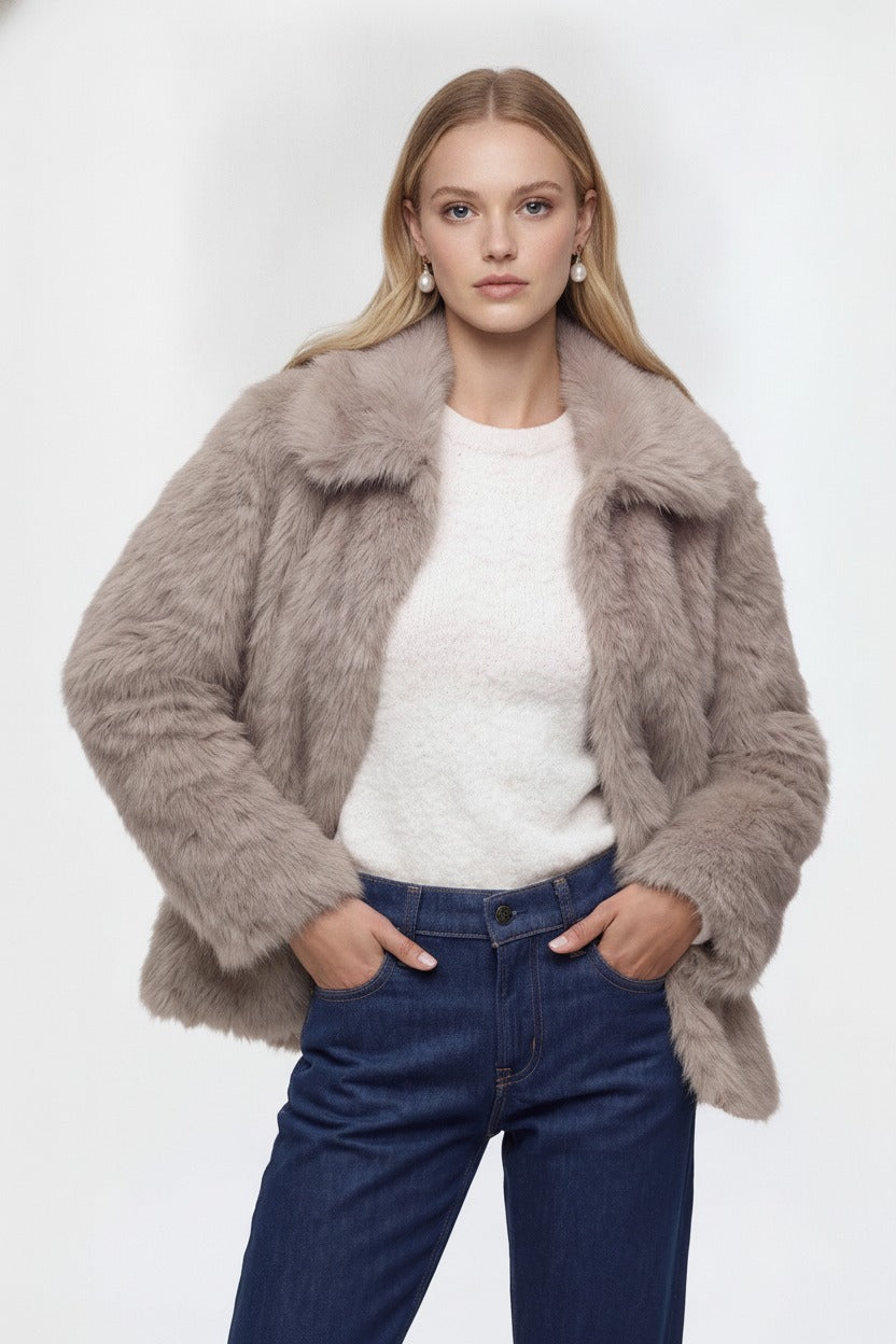 Freja, kurze Kunstfelljacke in Graubeige, von vorne