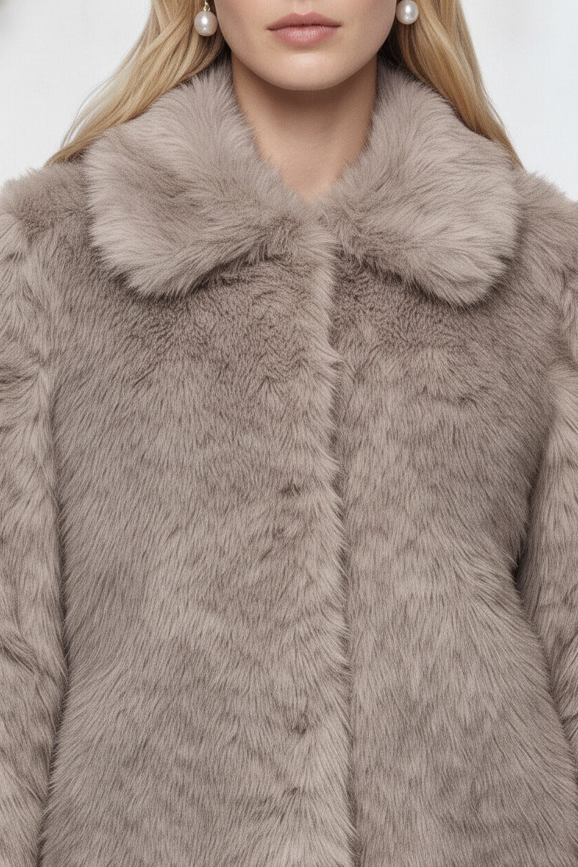 Freja, kurze Kunstfelljacke in Graubeige, Detailansicht des Kragens
