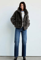 Hedda, kurze Jacke aus weichem Kunstfell in Grau, von vorne