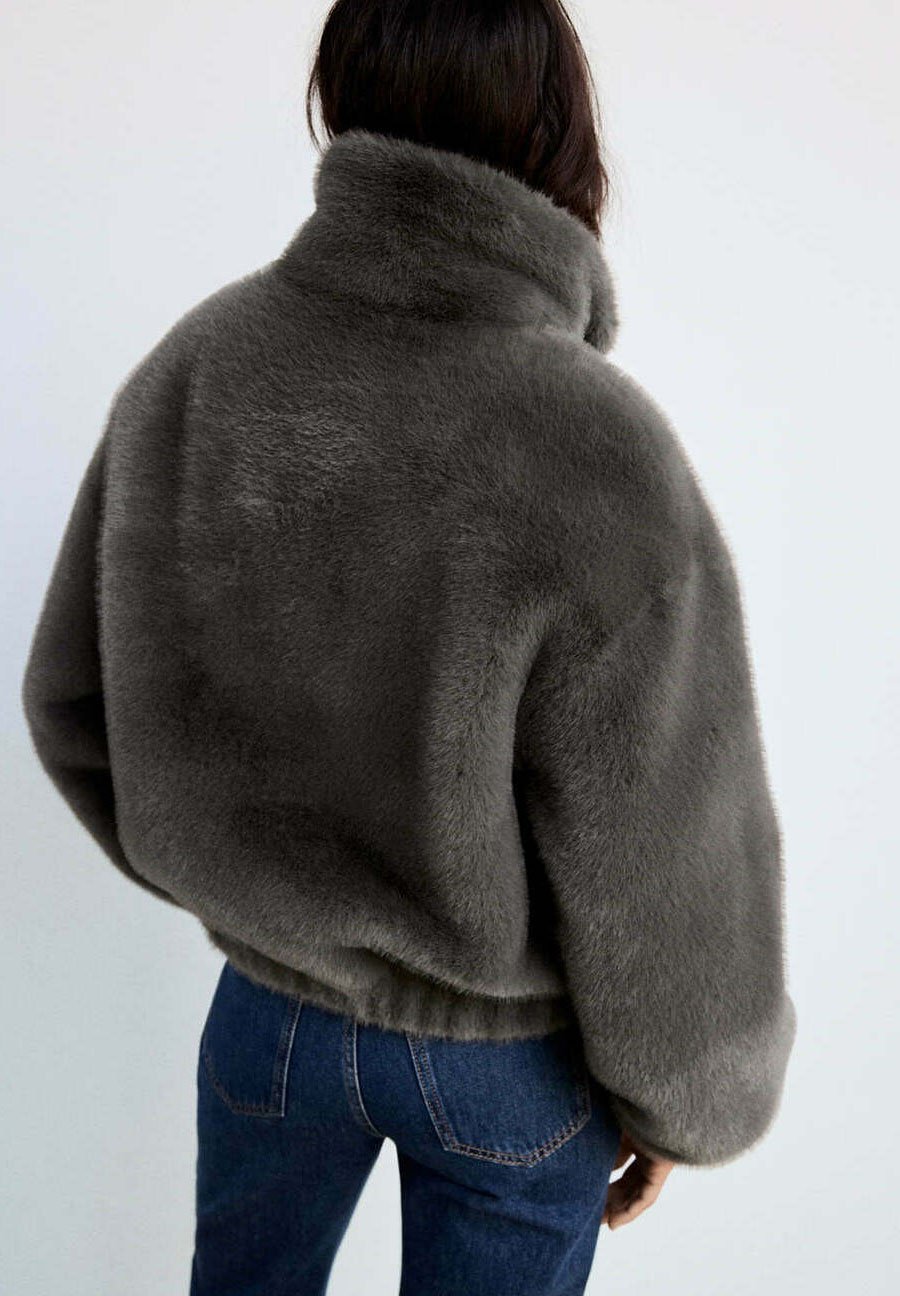 Hedda, kurze Jacke aus weichem Kunstfell in Grau, von hinten