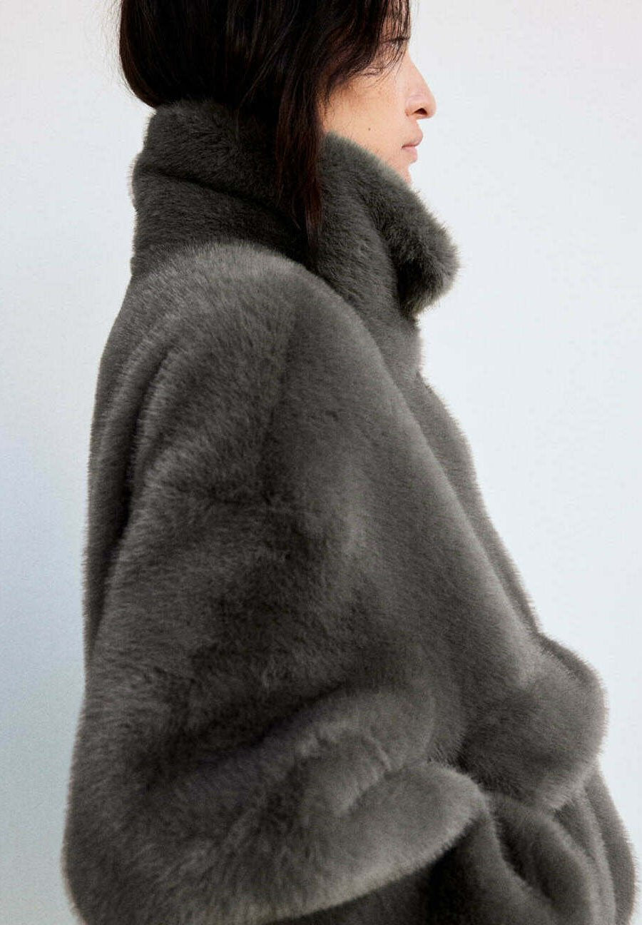 Hedda, kurze Jacke aus weichem Kunstfell in Grau, von der Seite