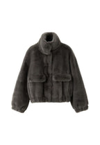 Hedda, kurze Jacke aus weichem Kunstfell in Grau, Produktfoto