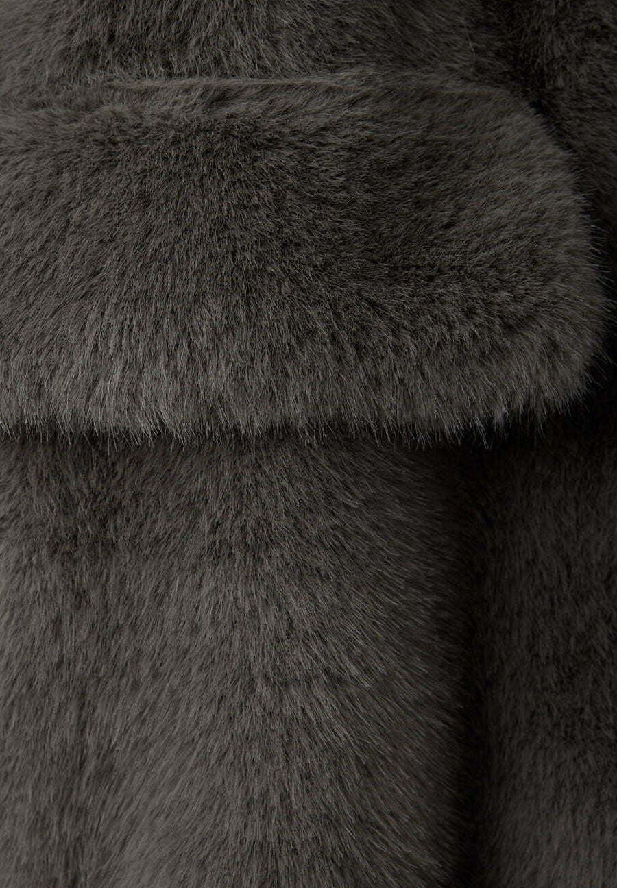 Hedda, kurze Jacke aus weichem Kunstfell in Grau, Detailansicht des Kunstfells
