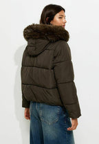 Ida, kurze Pufferjacke in Khaki mit Kunstfellkapuze, von hinten