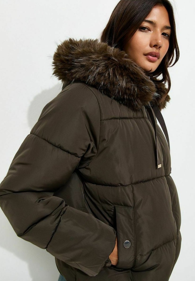 Ida, kurze Pufferjacke in Khaki mit Kunstfellkapuze, von der Seite