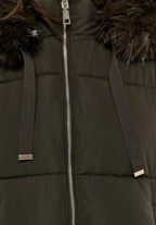 Ida, kurze Pufferjacke in Khaki mit Kunstfellkapuze, Detailansicht des Reißverschlusses